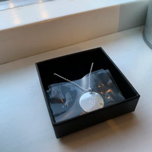 Halsband bokstav ”B” - HELT NYTT halsband från ”Mitt Namnhalsband”. Har inte tagit av platsen. Kunde inte skicka tillbaka pågrund utav att jag har special beställt den med min bokstav. Vill sälja den nu för att jag missförstod storleken på berlocken. 