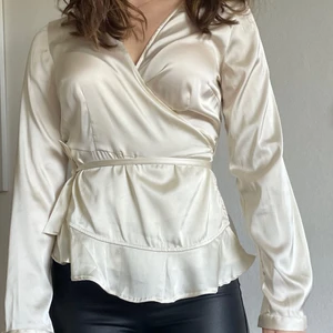 Sammets blus - En så elegant sammetsblus från ginatricot, har verkligen en jätte fin passform och kommer passa många. Den har en knytning som man trär igen som framhäver midjan sååå fint. Den är använd fåtal gånger och är fin till eleganta sammanhang. 🤎