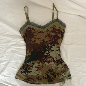 Fairycore linne - BUD ENDAST GILTIGT OM DU SKRIVIT PRIVAT OCKSÅ!!! Earthtone fairycore linne i underbara färger! Bilder med den på hittar du på en tidigare annons på min profil. Gott defetfritt skick. Justerbara band. Köpare står för frakt!  Finns massa fler liknande linnen på min sida!! KÖP DIREKT FÖR 200kr + frakt