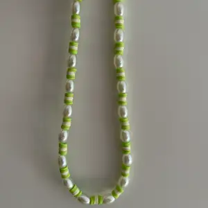 Jättefint handgjort halsband i en grön kombination med större pärlor 💚🤍 finns även ett spänne där bak med tre ringödlor för justering! 💚  Har ni några frågor så är det bara att höra av sig 💚