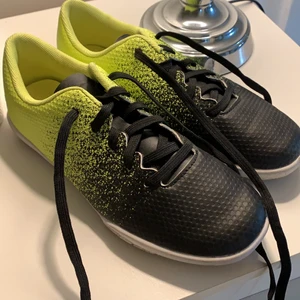 Idrottskor  - För små för mig och aldrig använt 