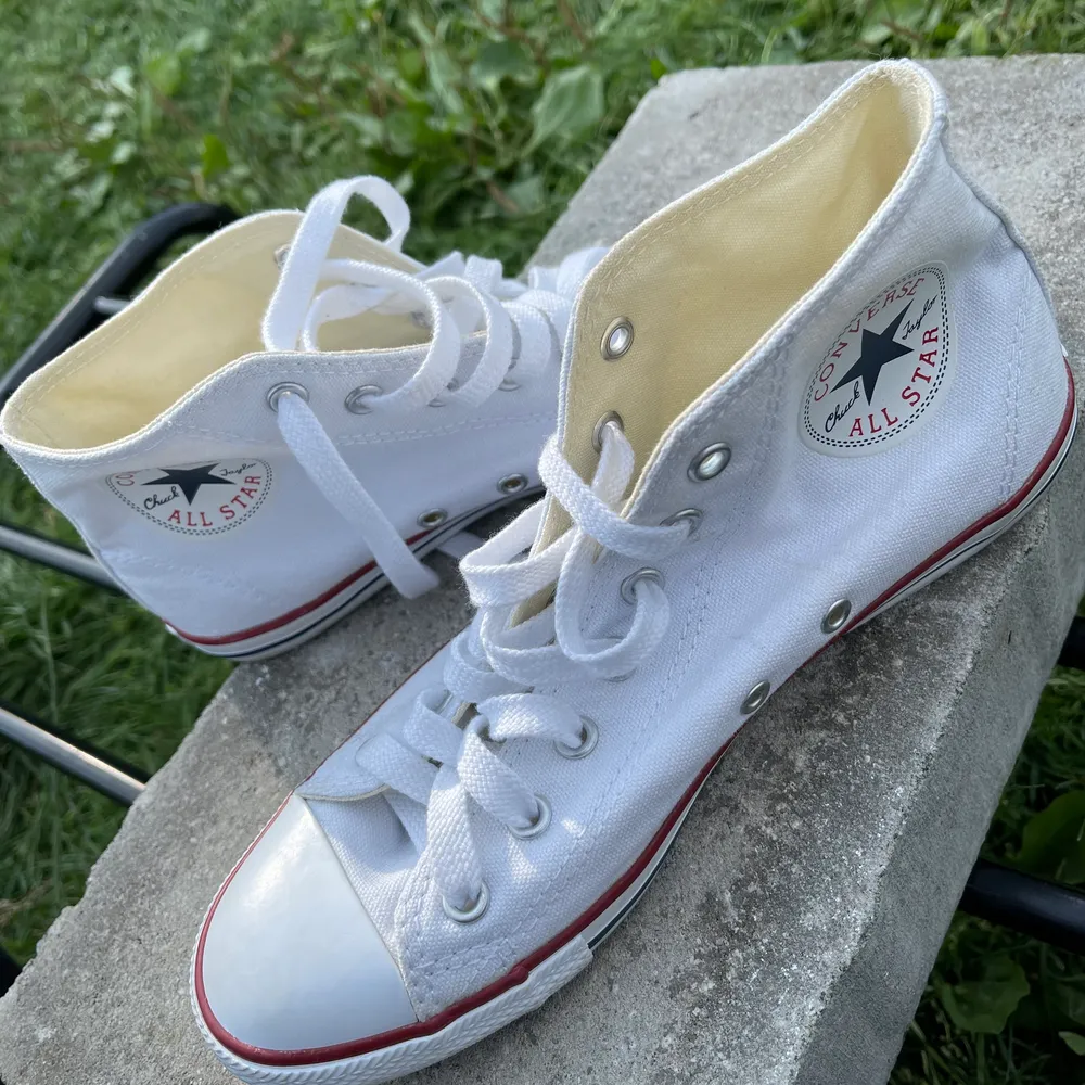 Helt oanvända vita converse skor.🤍 Köparen står för frakten.🤍. Skor.