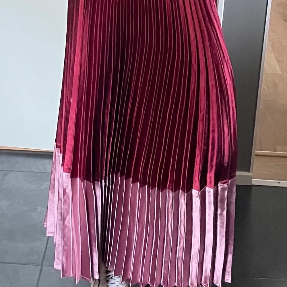 Snygg vinröd/rosa plisserad kjol i stl S, knappt använd. Kjolar.