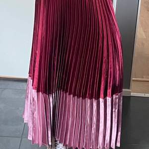 Snygg vinröd/rosa plisserad kjol i stl S, knappt använd