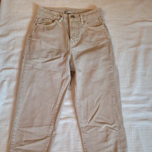Gina jeans🤍 - Säljer dessa mom jeans från Gina Tricit som är i nyskick! Köpte de innan de innan de tog slut för några månader sen men har aldrig blivit använda sen dess. Storlek är i 32 och nypris var ca 449 kr💓 PRIS KAN BLI LÄGRE VID INTRESSE!!