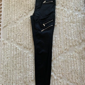 Byxor i skinn imitation  - Byxorna är från vero moda och är i skinn imitation. Jätte fina men tyvärr lite för stora och väljer därför att sälja.