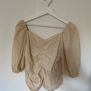 Topp - Topp från KappAhl i strl S. Endast testad.  Köparen står för frakten om du inte kan mötas upp (endast i Falköping).                                                                                 Om du kombinerar med fler av mina plagg tar jag endast en frakt avgift. Köparen ska även betala innan plagget skickas med ett bevis från swish. 