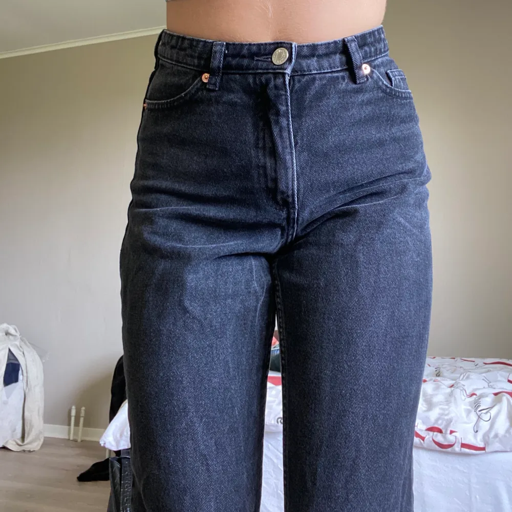 Straight jeans från Monki. Är i jeansstorlek 26 (vilket jag tror är ca XS/S). Säljer pga att de är för små tyvärr. Använda ett fåtal ggr 🖤. Jeans & Byxor.
