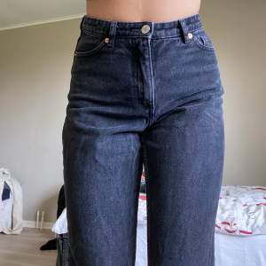 Straight jeans från Monki. Är i jeansstorlek 26 (vilket jag tror är ca XS/S). Säljer pga att de är för små tyvärr. Använda ett fåtal ggr 🖤