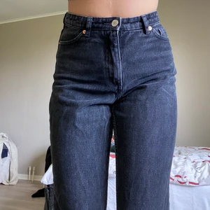 Straight jeans - Straight jeans från Monki. Är i jeansstorlek 26 (vilket jag tror är ca XS/S). Säljer pga att de är för små tyvärr. Använda ett fåtal ggr 🖤