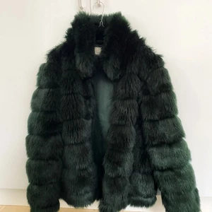 Grön pälsjacka (fake) - Säljer denna superfina pälsjacka från Nelly.com. Jackan går att stänga med små hakar och passar perfekt nu till hösten och vintern då den håller en varm. Lånade bilder. Storlek 36💕