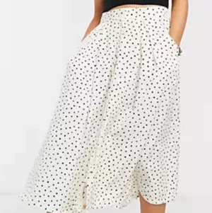 Prickig kjol - Off white, prickig kjol från monki. Stretch så passar allt från s-L skulle jag säga. 