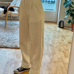 Vita byxor - Vita byxor i storlek 36/38. Jag har sytt in ca 5cm längst ner som går att ta upp.