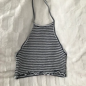 Söt topp från asos. - Söt randig topp från asos, har aldrig kommit till andvändning tyvärr, öppen i ryggen.