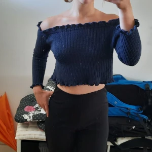 Off the shoulder croptop - Fin off rhe shoulder crop top från märket Glamourous. Är i strl M, men är mer liten I strl. (Passar bäst en xs/s). Frakt ingår inte i priset. Kolla gärna in mina andra annonser 