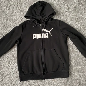 Puma strl M - En svart puma tröja. Använd några gånger. I bra skick 