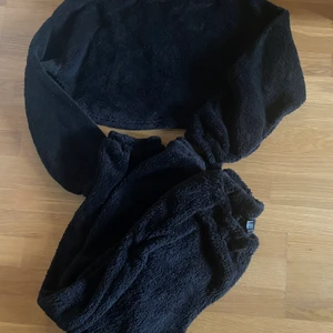 Teddy dress i storlek M - Jättemysig Teddy dress. Tröjan är crop top. I nyskick 