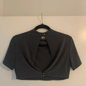 Club L London - Suuuupersnygg tröja i följsamt material, guld ”spännen” och väldigt fin öppen rygg! Aldrig använd. UK 10, skulle säga att de är allt från 36-40 beroende på hur tajt man vill ha den!  Att tänka på dock är att den slutar precis under bysten😊