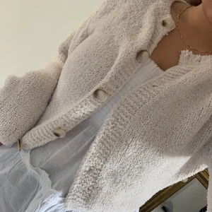 Kofta - Jättesnygg beige kofta i ett mysigt material från missguided, bra skick, köparen står för frakt💗