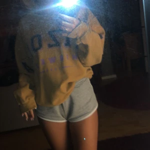 Oversized Vintage Sweatshirt - Sjukt mysig tjocktröja från Urban Outfitters. Säljer pga använder aldrig:)