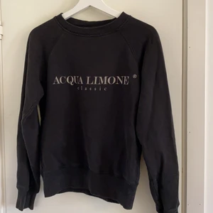Acqua Limone tröja - Svart acqua limone tröja i storlek xxs men passar bra på mig som har S. Säljs då den inte kommer till användning. Vid frågor osv är det bara att skriva! Kolla gärna mina andra annonser, rensar garderoben så mycket fint ligger ute☺️