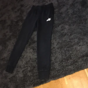 Mjukis byxor ( puma )  - Den är använd några gånger, passar för tjejer som är  12-14 år och 150 cm uppåt. Märke: Puma, färg: svart. 