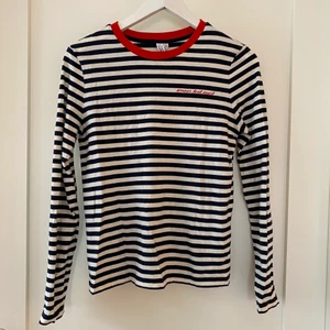 Randig tröja från &Other Stories - Tröja i bomull med mörkblå ränder och röd krage. Superbra skick.