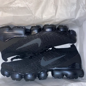 Vapormax - Vapormax triple black storlek 42.5. Helt nya. Nypris 2200 slutsålda överallt