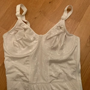Korsett topp - Superfin korsett topp från Beyond Retro. Säljer då den tyvärr inte kommer till användning. Perfekt skick!💞