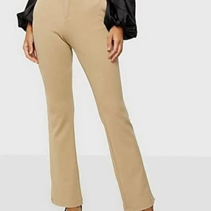 Helt nya byxor från Only - Beige. Aldrig använda, prislappen kvar. Inga som helst fel på de, de var bara inte min storlek. Lite utsvängda längst ner och dragkedja vid vänster höft. Passar stl sx-s.
