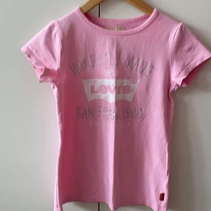 Levis topp 10 år - Fin Levis topp 10 år. 30kr