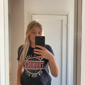 Svart Thunder t-shirt  - En svart Thunder t-shirt från Gina Tricot, storlek S               Du betalar frakten 