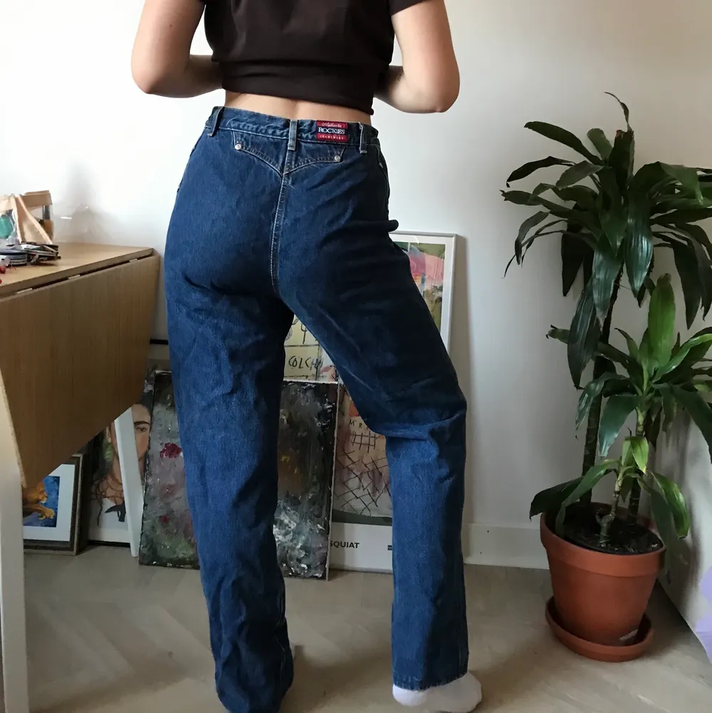 Långa jeans med metall detaljer. Lite 60 tals vibe. Som nya!. Jeans & Byxor.