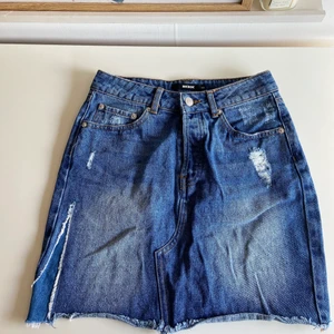 Kjol - Kort jeanskjol från BikBok i storlek XS. Lappad hemma vilket syns på tredje bilden.