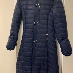 Uhip kappa storlek 36 - Säljer nu denna fina kappa i storlek 36! Använd en vinter men är så gott som ny! Man ser inget på den att den är använd utan i nyskick