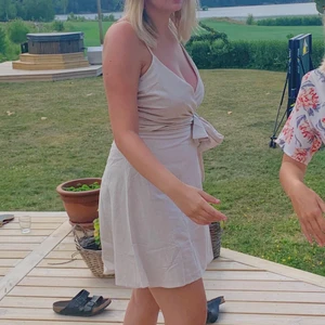 Fin klänning från NA-KD! - Klänning från nakd i storlek 38 använd en gång (se bild). Superskön och fin, har tyvärr bara ingen användning av den då jag inte är så mycket för korta klänningar ❤️