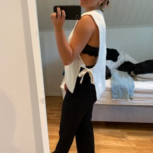 Stickad väst från mango, storlek M - Otroligt skön stickad väst med knytning på sidan från Mango. Bra skick. Säljer för 150 kr exlusive frakt.