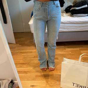 Jeans med slits från Hanna schönbergs kollektion med Nakd i storlek 36. Är 160 och för mig går jeansen precis över skorna vilket gör att slitsen får ett fint fall. Säljer för 200 exklusive frakt.