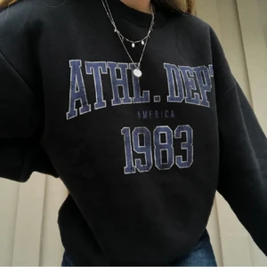 Sweatshirt  - Frakt tillkommer! !!!LÅNADE BILDER!!! Den är i L så är lite oversized 