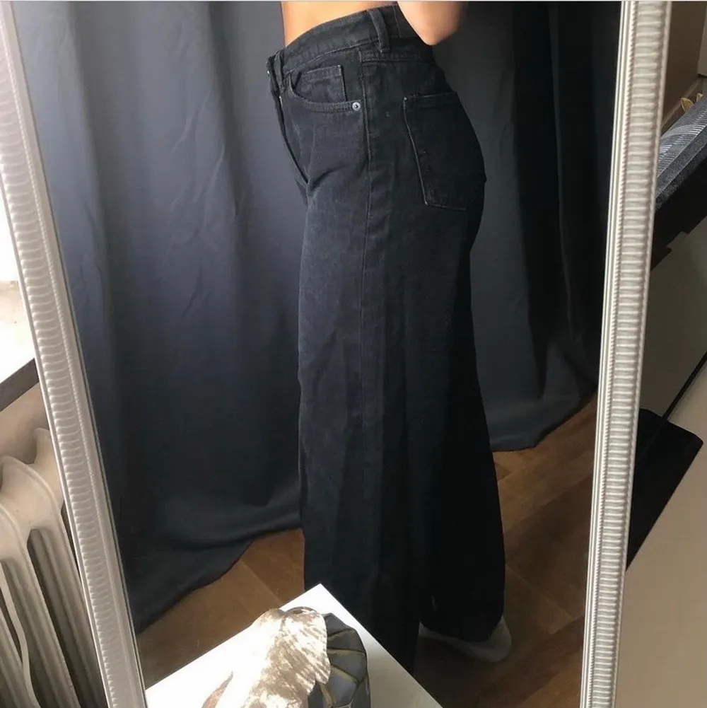 Säljer dessa jättefina svarta vida byxor från Monki. Aldrig använda då de är för stora för mig 🥰. Jeans & Byxor.