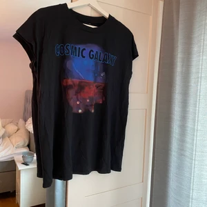 T-shirt med tryck  - Svart T-shirt med rymd inspirerat tryck.