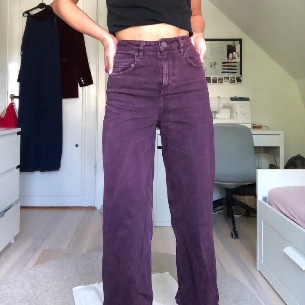 Jeans från asos i så fin färg. Nypris 519kr. Jag är 166 cm och de är lite korta för mig. Skriv för fler bilder!. Jeans & Byxor.