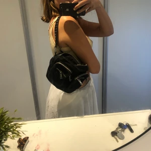 Noella väska - Så otroligt fin noella väska☺️ Nypriset ligger på ungefär 700kr. Ganska fyllig så perfekt till skolan och nu till höst!