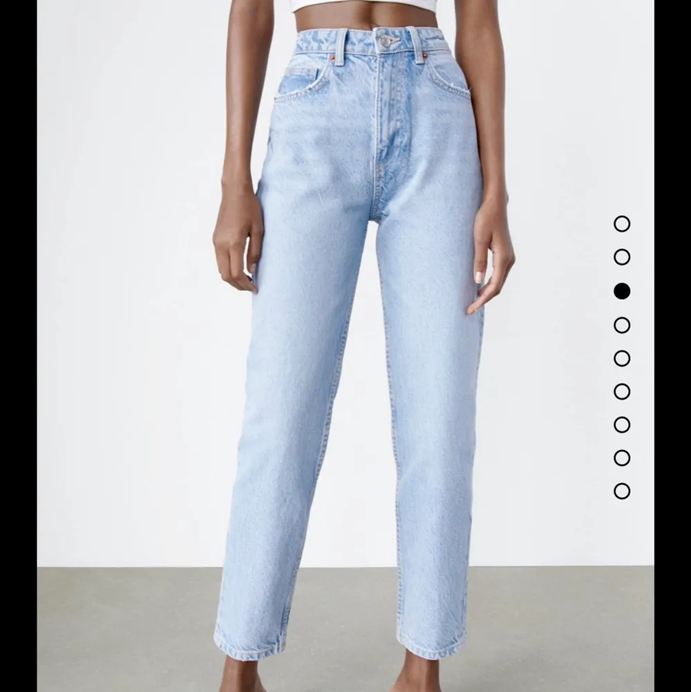 Mom jeans från zara storlek 32 dom har inte kommit till använda så det är därför jag säljer dom . Jeans & Byxor.