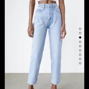 Zara jeans  - Mom jeans från zara storlek 32 dom har inte kommit till använda så det är därför jag säljer dom 