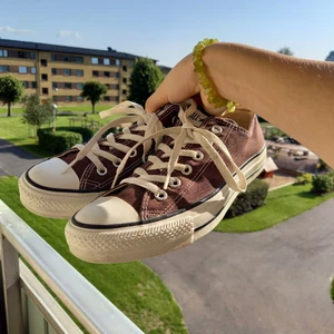 Bruna Converse, strl 40 - Converse i storlek 40, låg modell. Jättefin brun färg!🤎 Köpta second hand men aldrig använda av mig. Är i mycket fint skick för att vara begagnade.😼 BUDA PÅ! ALLA BUD ÄR BINDANDE OCH EXKLUSIVE FRAKT.🌼🦖