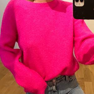 Jag säljer denna jättevarma och mysiga stickade tröjan från Chiquelle. Jättefin neon rosa färg. Perfekt nu till hösten och vintern. Passar både XS och S. Lite nopprig men det går lätt att fixa. Köparen står för frakten. Betalning sker via SWISCH.