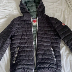 Colmar jacka  - Säljer nu min fina colmar jacka då den har blivit för liten för mig. Tyvärr är det ett hål i jackan men det syns inte då det är långt ner på armen inåt mot kroppen, annars väldigt fin. Nypris 2900 kr. Storlek 46 motsvarar S