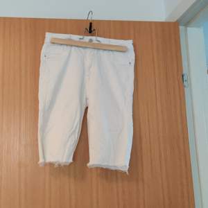Vita shorts från Gina Tricot i ett stretchig jeansmaterial, storlek M. . Kan mötas i Tibro, Skövde och Hjo och i Töreboda ibland. Kan fraktas mot fraktkostnad, du väljer frakt. 