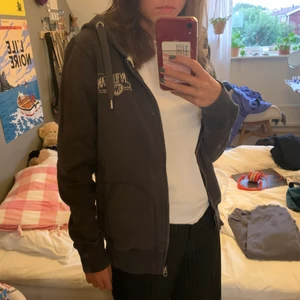 Luvtröja med dragkedja  - Luvtröja med dragkedja från replay, mörkgrå i storlek S, i hyfsat bra skick. 70kr + frakt. 